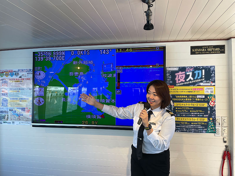陸と違う「軍港めぐり案内人」も刺激的な毎日